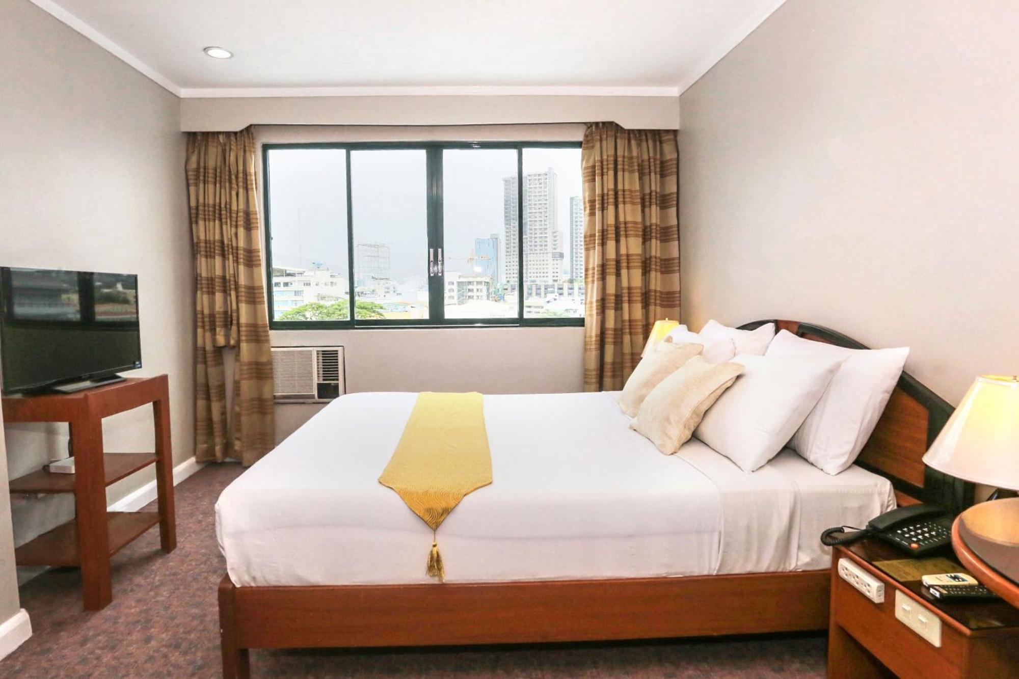 Holiday Plaza Hotel - Cebu Extérieur photo