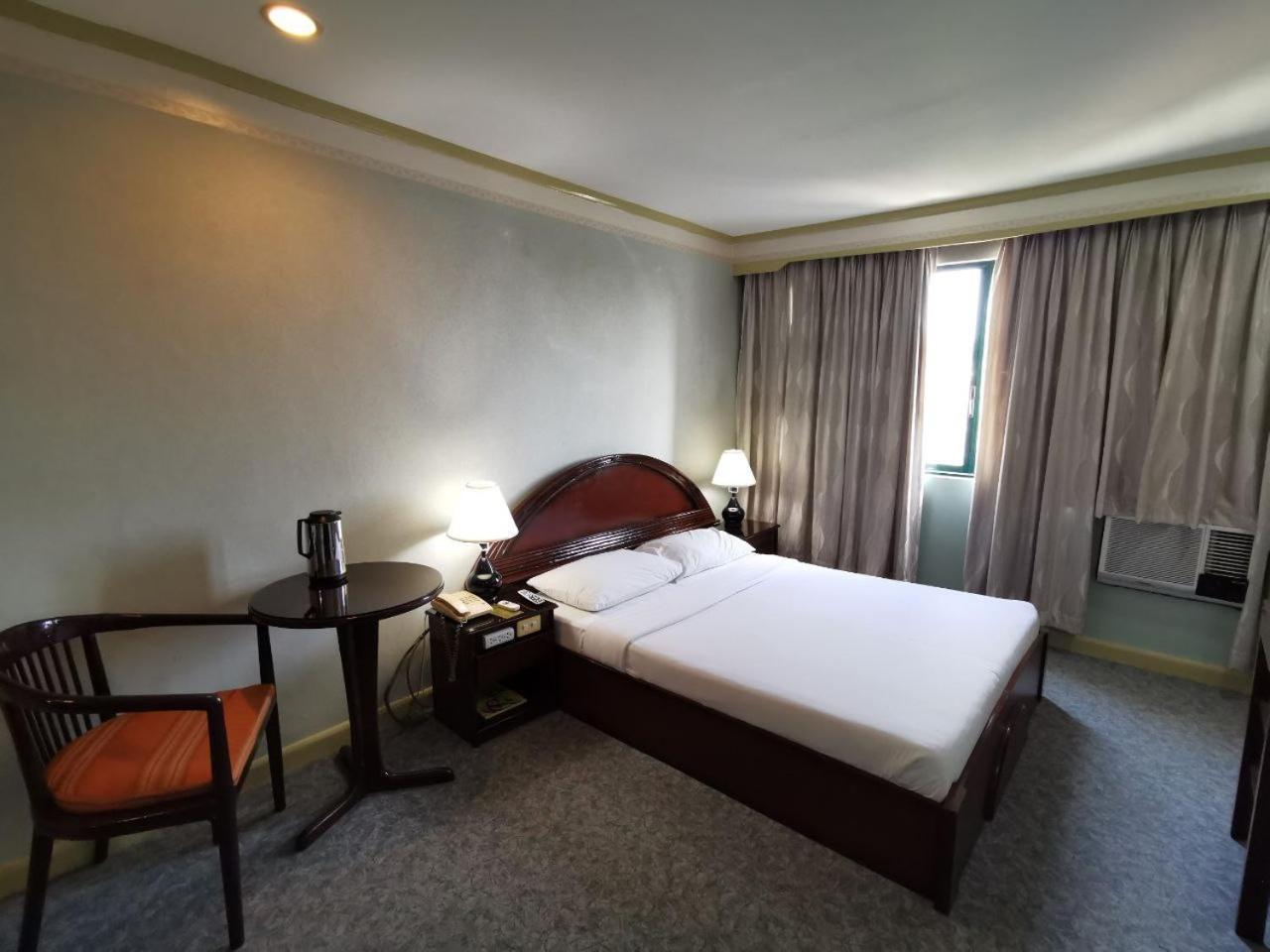 Holiday Plaza Hotel - Cebu Extérieur photo